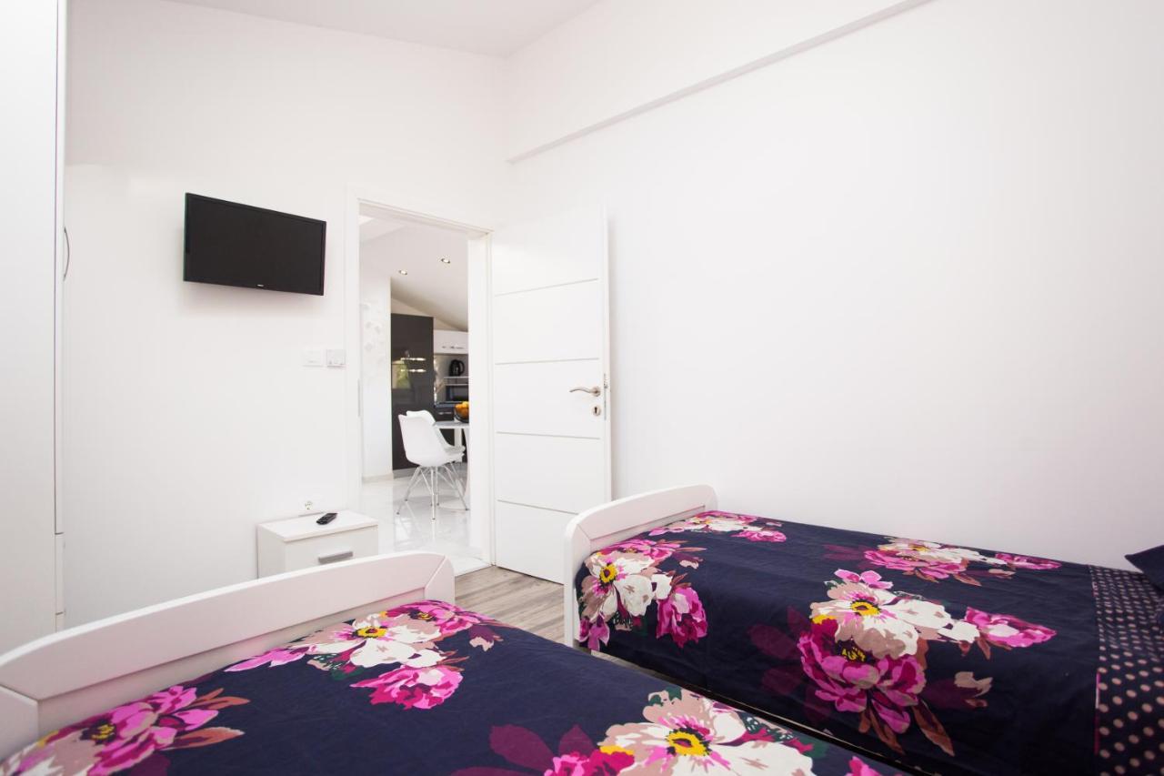 App Sara Apartment Kanfanar Exterior photo