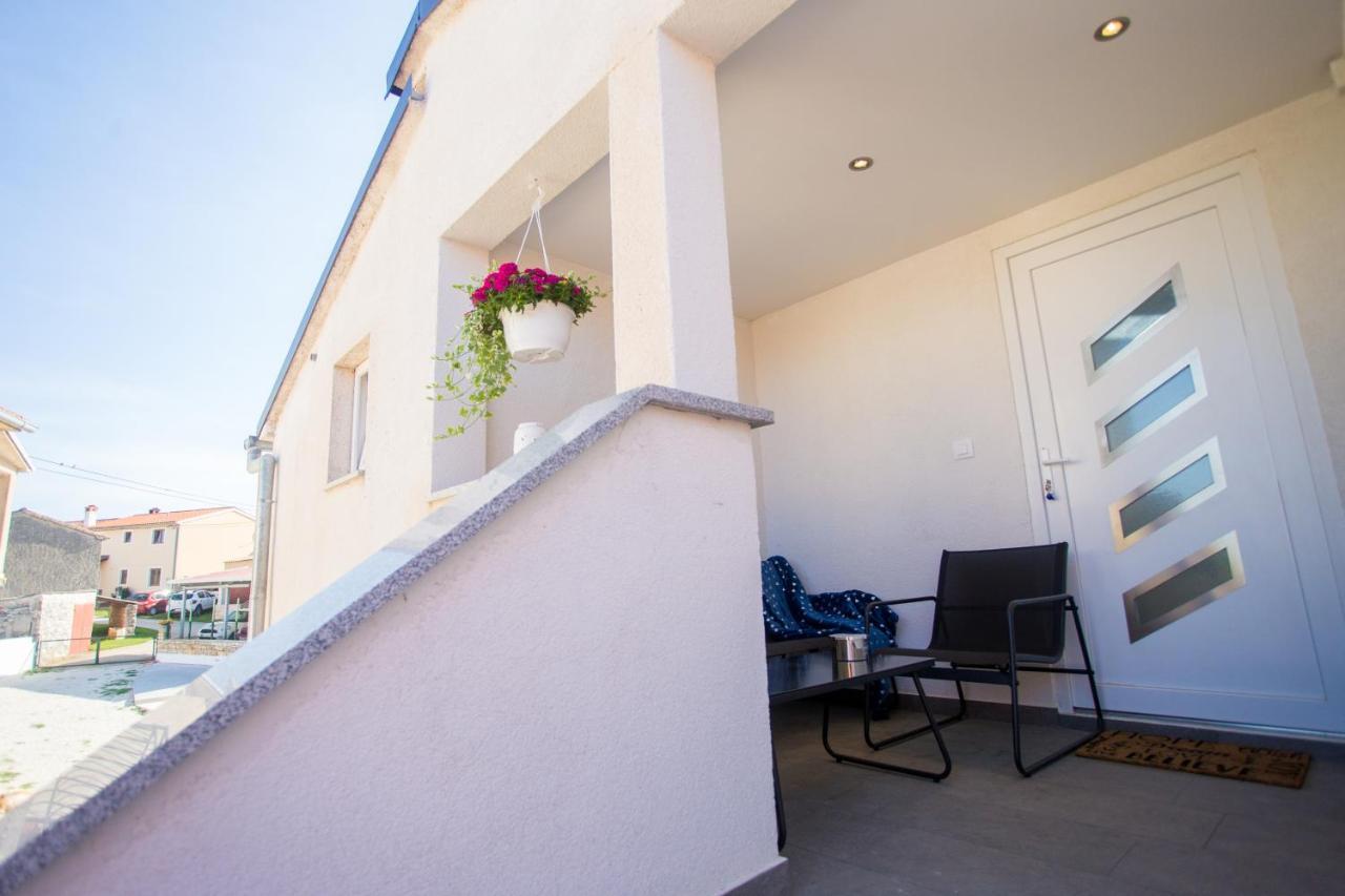 App Sara Apartment Kanfanar Exterior photo